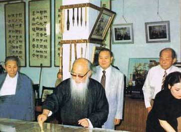 张大千为庐山图开笔，后排右起张学良、王新衡、张群