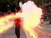 摄影师报道时遭爆炸物击中