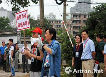 在现场引导市民进入芜湖古城捡砖的应天齐