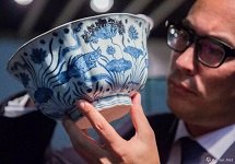 香港蘇富比2017年春拍，宣德青花鱼藻纹十棱菱口大盌以2.29亿港币拍出，创下明初瓷器世界拍卖纪录。