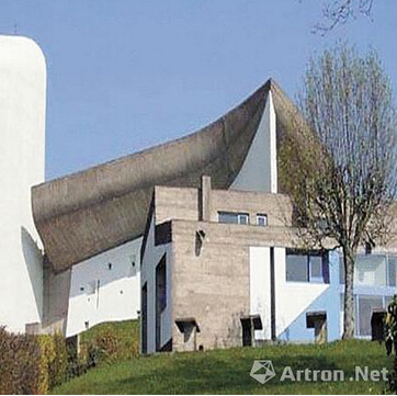 白色建筑学创始人勒·柯布西耶设计的朗香教堂