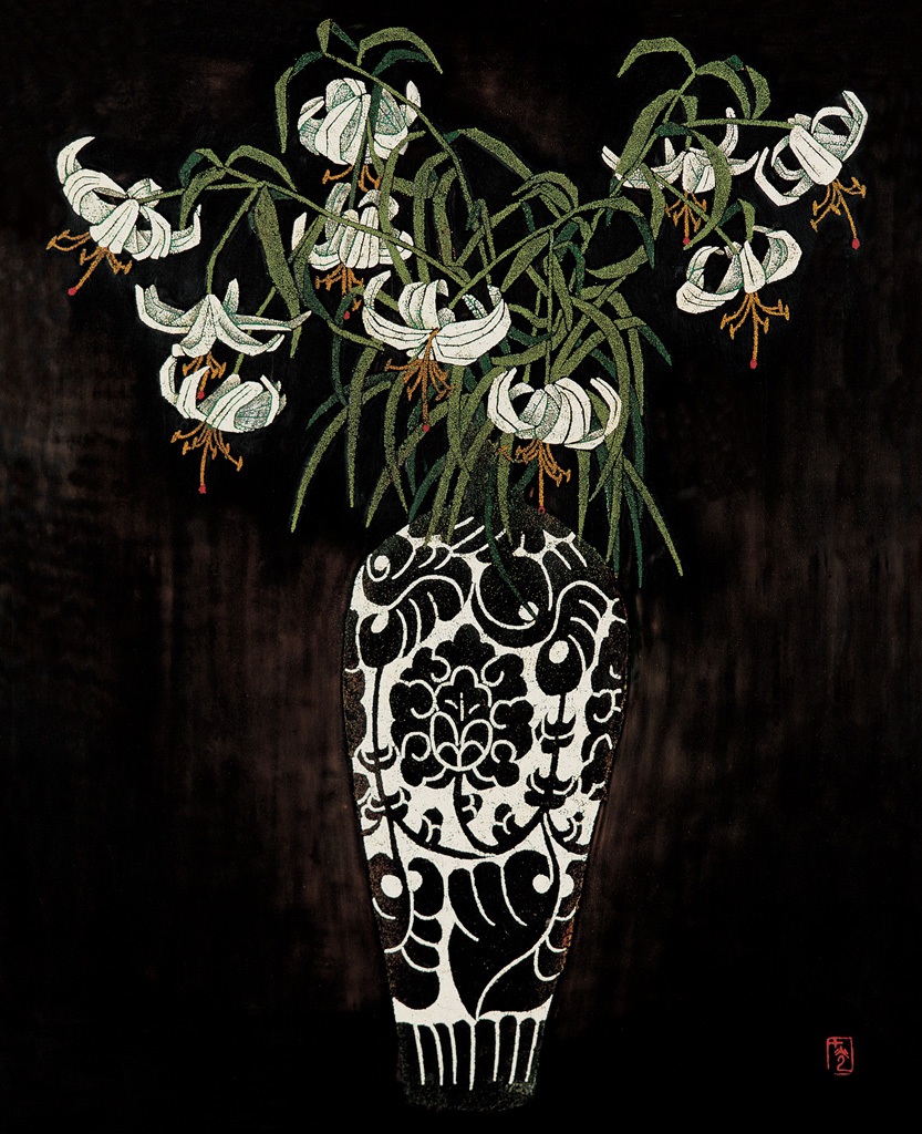 百合的花和叶统一在和谐的弧线中,与花瓶上的牡丹十分协调.